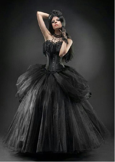 点睛之效的复古红唇 黑色婚纱打破禁忌之美 让新娘挥洒自如地游走 于