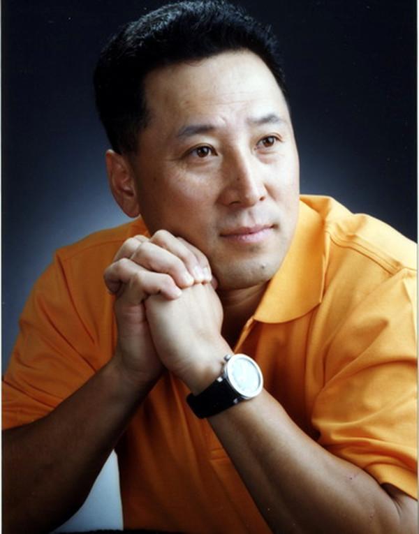 其实,最主要的还是因为球迷喜欢李永波戴帽子的形象.