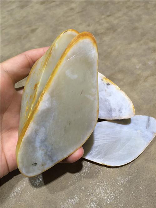 没人敢要的和田玉籽料原石,几经波折切出了羊脂白