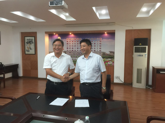 23特大龙卷风受灾学生及家庭进行了捐赠,阜宁县教育局局长蔡卫国,副