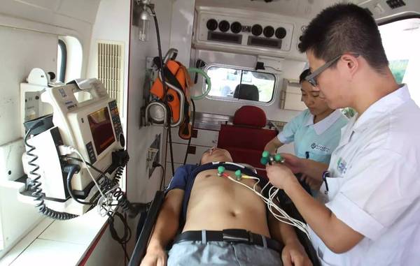 在救护车上,经过专业培训的急救人员给患者做了心电图,并将心电图上传