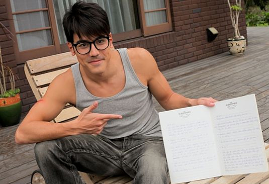 白梓轩 07年萧亚轩与小6岁的白梓轩因合作mv擦出火花,大搞暧昧,但最后