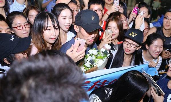 粉丝同时接机林丹和谌龙!受热人群竟然不一样