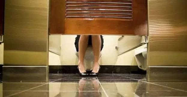 变态理财顾问,偷拍女生上厕所和裙底