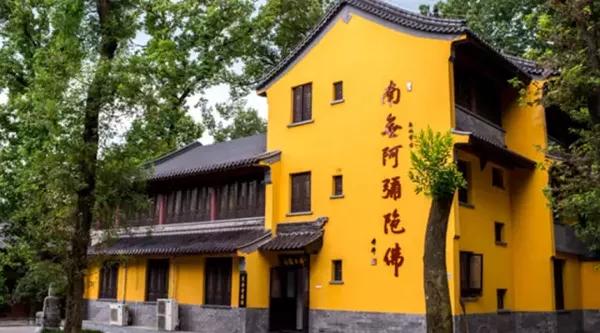 从这里有个门可以直接进入灵谷寺,不过我不推荐这么干,进寺庙还是走