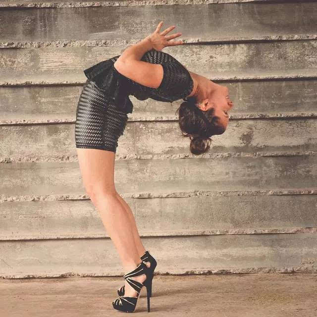 踩高跟鞋秀瑜伽,这么美能排第一吗?