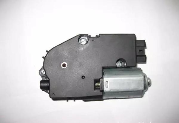 流水损伤天窗电机或电机电路