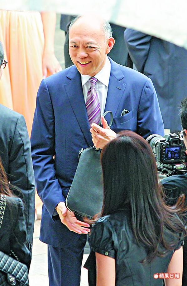 子女的出路,他提前说明,家族只能交到原配吕燕妮所生的三个儿子霍震霆