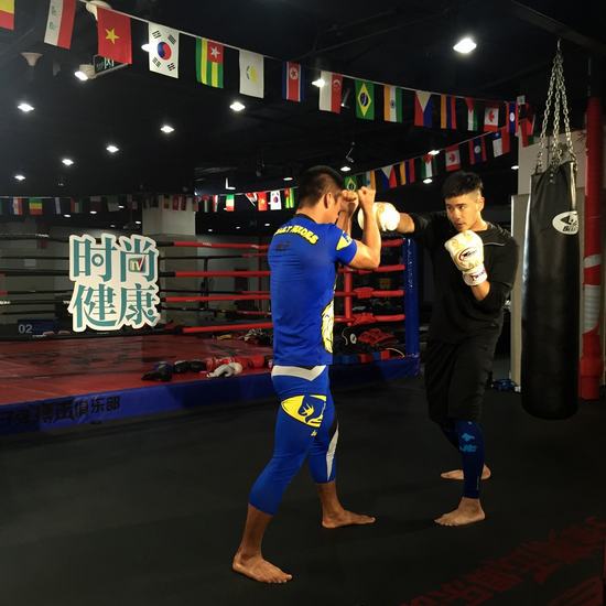 陈亦飞展拳击身手功架足 动静皆宜堪称十项全能