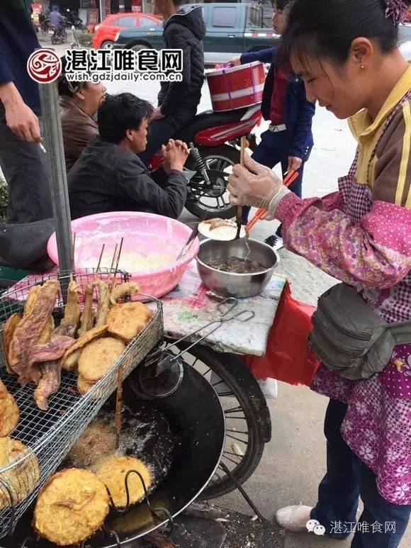 赤坎炸蝦餅的地方,大多聚集在中山路步行街的小巷子裡.