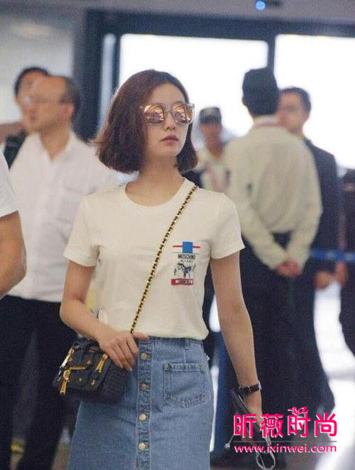 今年半身裙都被刘诗诗承包了 机场街拍清新时