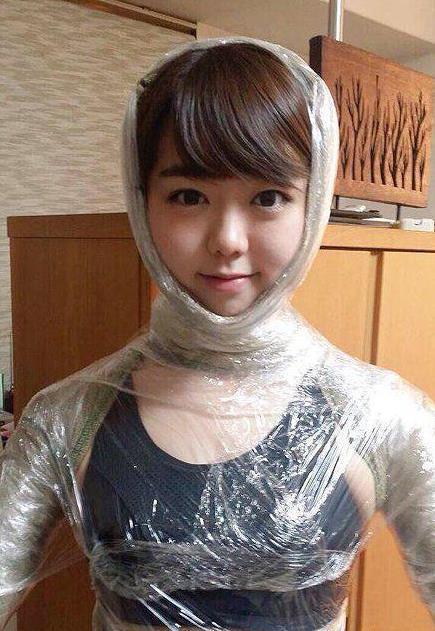 搞笑图:姑娘你衣服穿反了吧