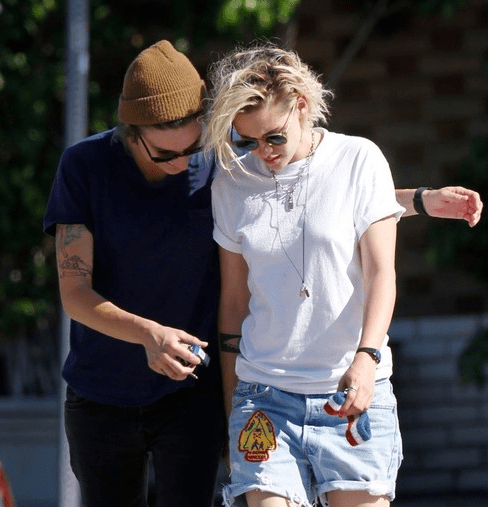 暮光女向女友求婚 暮光女克莉丝汀向女友艾莉西亚卡吉尔求婚