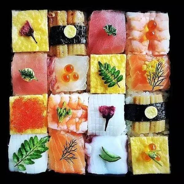 巧手的美食家们还用花瓣等小装饰点缀寿司