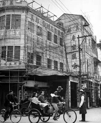 1995年,广州火车站排队买车票的人们.