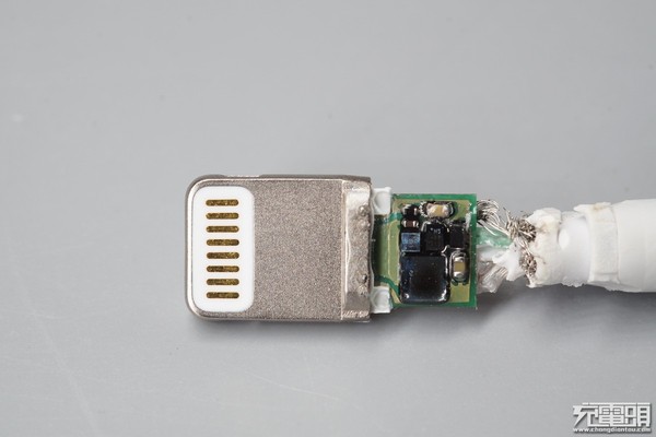 公牛跨界新品之lightning数据线