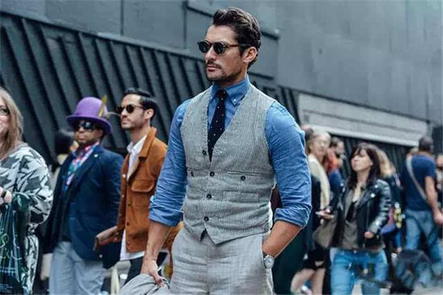 其风格当然继承了德国人的严谨,经典,绅士,复古,这些都是他穿搭的全部