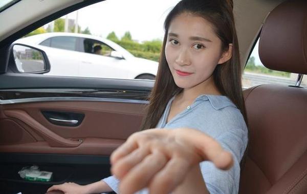 性价比高空间大 气质美女助阵宝马5系