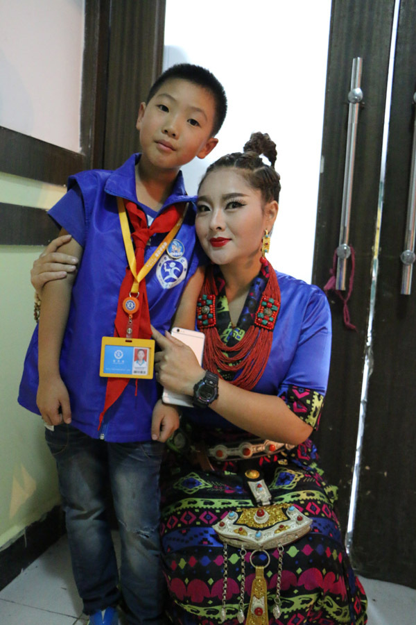 歌手撒丽娜与小记者徐徐合影