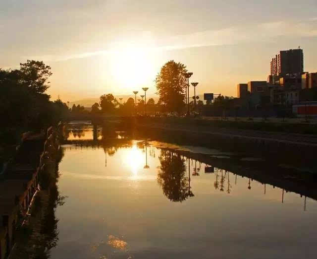 在九龙广场看人来人往,但是身旁有ta.