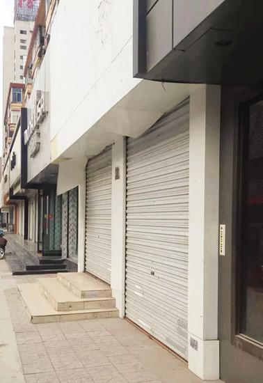 近日,太原解放路的实体店频现关店潮,隔着两三家,就有一家店铺关门