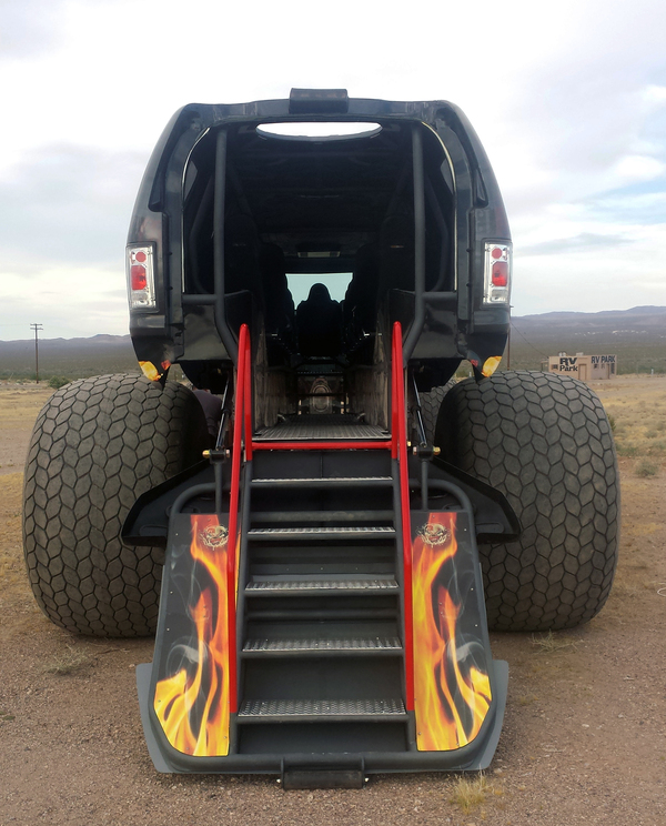 使用福特v8引擎 世界最长"怪物卡车"