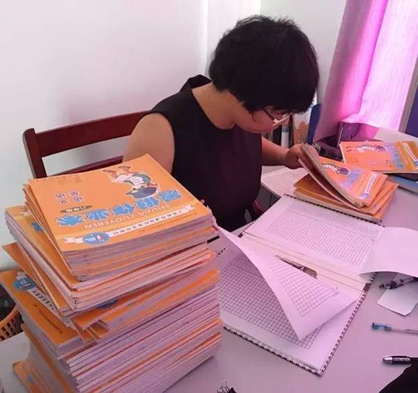 00 搬出一大摞暑假作业继续批改.