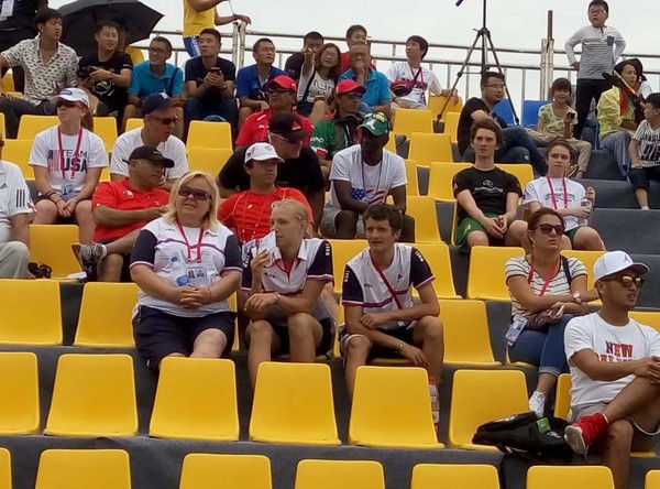 各国运动员场外热身 ▲观众席上,人山人海,正在为运动员们呐