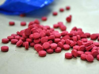 当毒品通过吸食或注射进入身体后,人的整个身体,头部神经都会随即产生