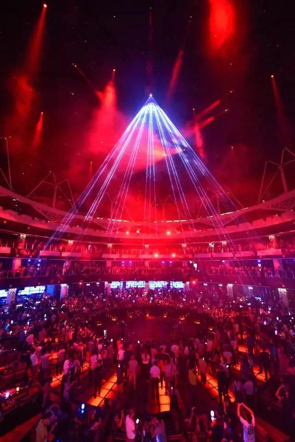 世界最大酒吧云顶会开业爆棚,美女泛滥成灾,开启