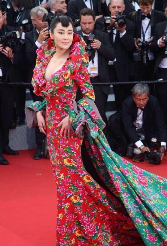 红配绿一直都是搭配禁忌,但是有好多的明星却都喜欢