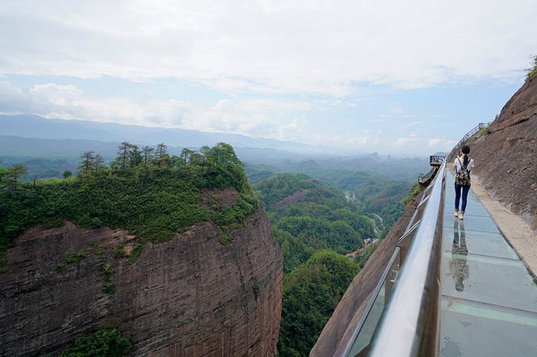 一步之遥是深渊,挑战惊悚玻璃栈道