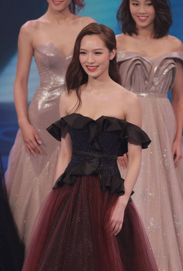 香港小姐冯莹莹夺冠,但为何港姐质量逐年下降?