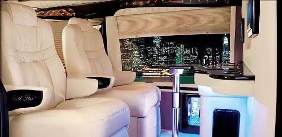 为什么明星都有一辆保姆车,看看里面就知道了