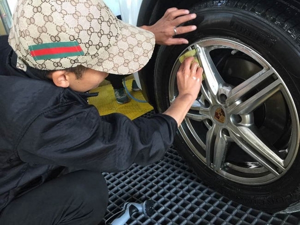 白色保时捷卡宴白金镀膜美容之旅