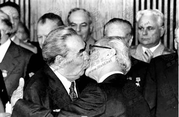 苏共总书记的接吻三连击 有人逃脱有人嘴都被