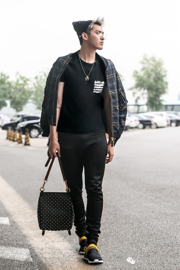 赵薇吴亦凡启程伦敦,机场造型好养眼!