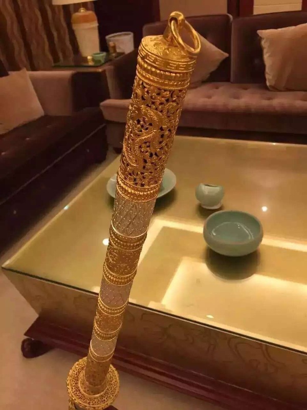 外饰采用纯铜镂空雕刻整体汞鎏金24k纯黄金握柄鎏白银镶嵌松石,木胎