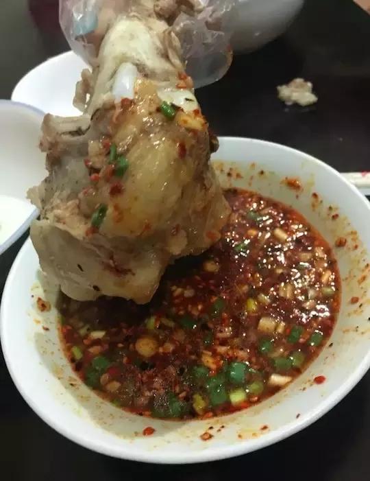 会理的钟鼓楼往西的小街道,是筒子骨一条街,吃夜宵除了烧烤,一般就