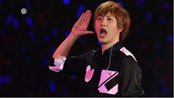 阿信的手指也是美得让人舔屏的.