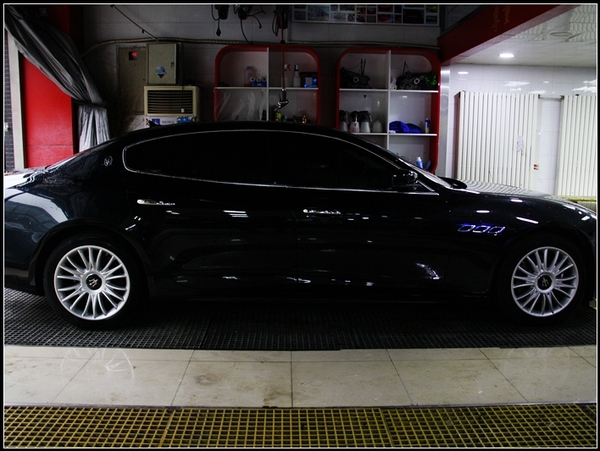 总裁也"好色"玛莎拉蒂车身贴膜改色 黑改电镀红