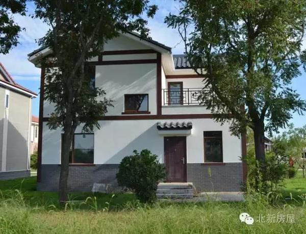 今天住宅公园给大家分享一套2层自建房,这套别墅建在北京市密云区,占地10米x8.5米,建筑面积163平方米,内设4室2厅1厨3卫1露台,主体结构采用冷弯薄壁型钢体系,外墙抹灰屋面用琉璃瓦,不包括地基家具家电等,算下来每平米2600块钱左右,比城里商品房便宜多了。 效果图