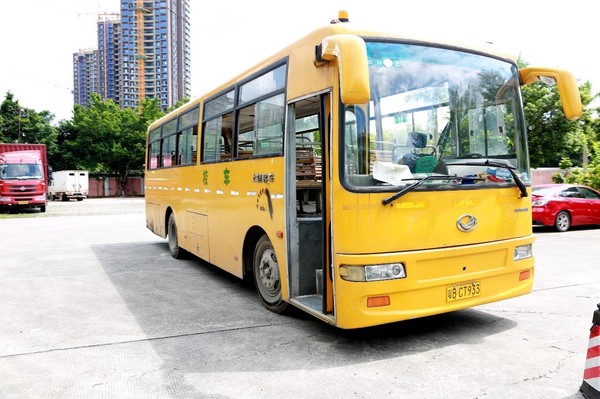 早上8点,深圳市福田区城市绿洲学校一辆车牌号为粤bas736的可疑校车被
