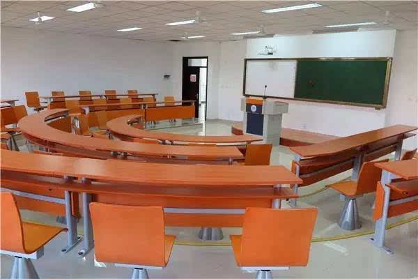 50座中型教室:活动式座椅,可随意组合摆设.