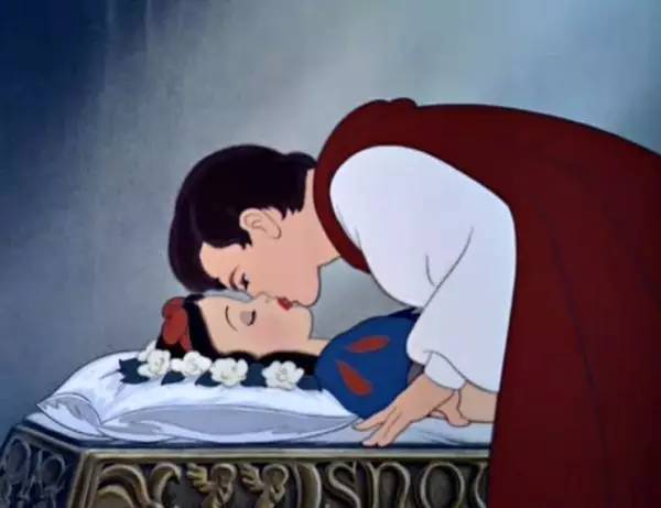 迪斯尼动画《白雪公主》中美好的吻