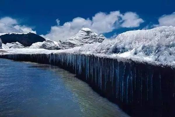 冰川融水沿着冰柱流下,汇合成条条溪流