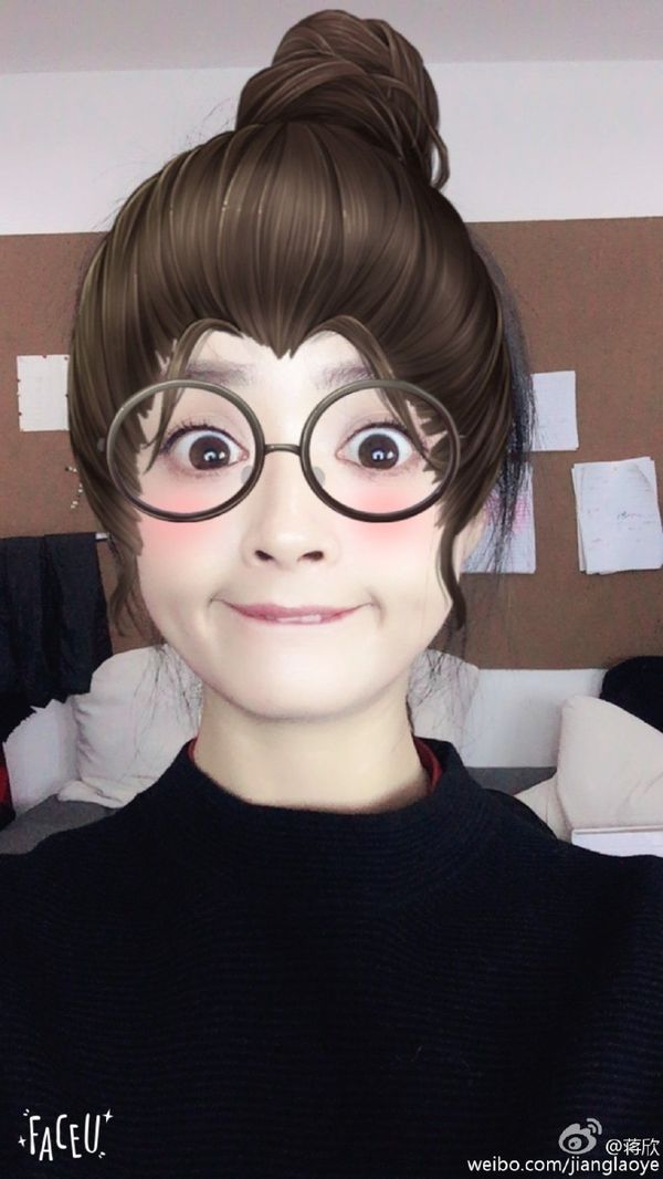 蒋欣片场晒九宫格自拍表情包 很是搞笑