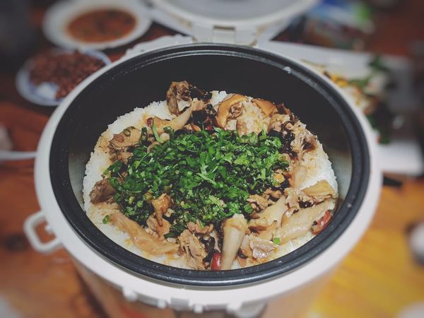 招牌乳鸽焗饭,上来后我都快哭了,电饭煲直接端上来的,电饭煲4l啊!