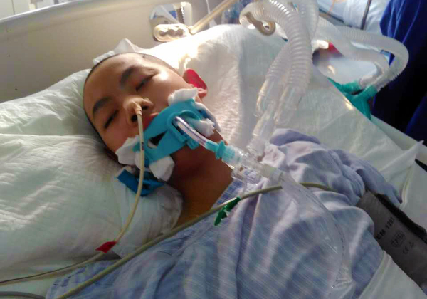 河南一退伍军人街头唱军歌救重病儿子 路人围观捐款