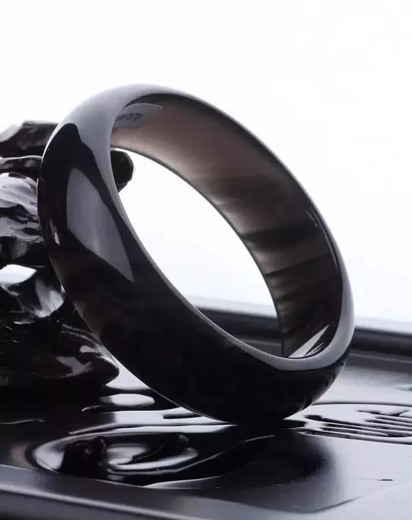 如何区分黑碧玺与黑曜石?